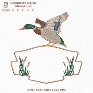Könnte beinhalten: Ein Stickdesign für die Maschinenstickerei mit einer detaillierten Stockente mit ausgebreiteten Flügeln, die über einem dekorativen Rahmen sitzt. Das Design enthält Text, der Größen von 12.7cm bis 22.9cm angibt. Das Design ist in Braun-, Grün- und Blautönen gehalten.