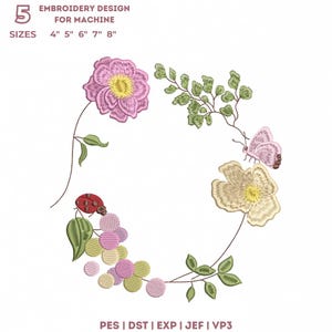 Könnte beinhalten: Maschinenstickdesign mit einem Blumenkranz aus einer rosa Blume, einer cremefarbenen Blume, grünen Blättern, einem kleinen rosa Schmetterling und einem roten Marienkäfer. Text: 5 SIZES 4" 5" 6" 7" 8" EMBROIDERY DESIGN FOR MACHINE und PES | DST | EXP | JEF | VP3.