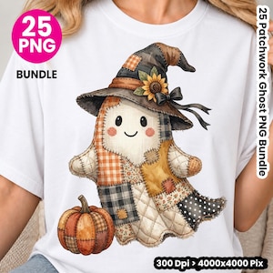 Può includere: Una t-shirt bianca con la grafica di un fantasma patchwork che indossa un cappello da strega decorato con un girasole. Il fantasma è composto da vari motivi in tessuto, tra cui quadri, pois e fiori, accanto a una zucca patchwork abbinata.