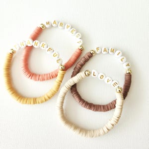 Bracelet automne personnalisé en perles d'argile : nom, initiale ou date personnalisés, motif Heishi Stack