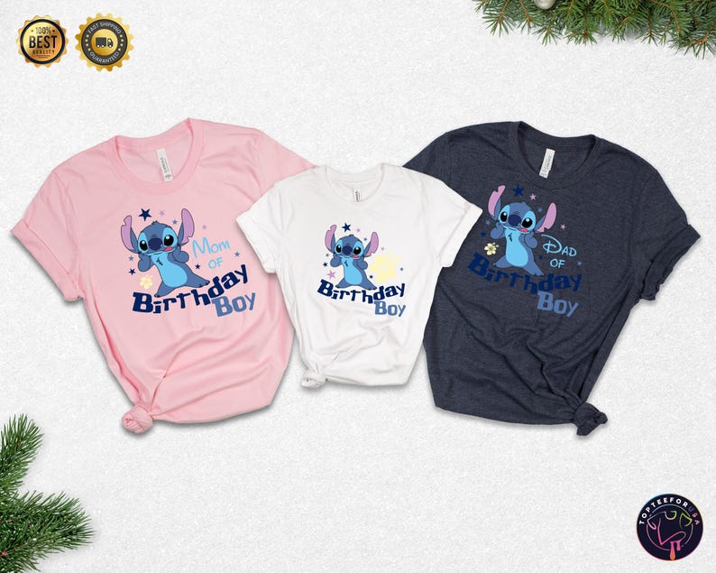 K&ouml;nnte beinhalten: Drei kurz&auml;rmelige T-Shirts mit einem Cartoon-Charakter-Design. Die Shirts sind rosa, wei&szlig; und marineblau. Jedes Shirt zeigt eine blaue Cartoon-Figur mit dem Text "Mom of Birthday Boy", "Birthday Boy" und "Dad of Birthday Boy".