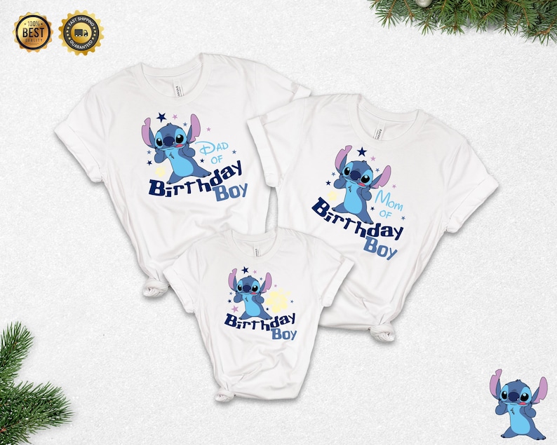 K&ouml;nnte beinhalten: Drei wei&szlig;e T-Shirts mit einem blauen Cartoon-Charakter-Design. Die Shirts tragen die Aufschriften "Dad of Birthday Boy", "Mom of Birthday Boy" und "Birthday Boy" in Blau. Das Design umfasst Sterne und einen gelben Mond.