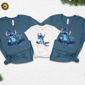K&ouml;nnte beinhalten: Drei T-Shirts mit einem Cartoon-Charakter-Design. Zwei blaue T-Shirts tragen die Aufschrift "Mom of Birthday Boy" und "Dad of Birthday Boy". Das wei&szlig;e T-Shirt tr&auml;gt die Aufschrift "Birthday Boy". Die Cartoonfigur ist blau mit gro&szlig;en Ohren.
