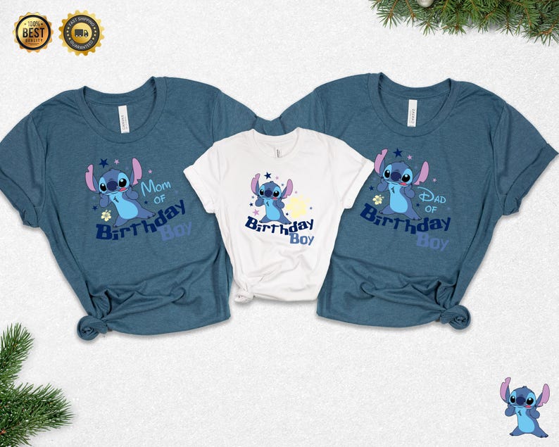 K&ouml;nnte beinhalten: Drei T-Shirts mit einem Cartoon-Charakter-Design. Zwei blaue T-Shirts tragen die Aufschrift "Mom of Birthday Boy" und "Dad of Birthday Boy". Das wei&szlig;e T-Shirt tr&auml;gt die Aufschrift "Birthday Boy". Die Cartoonfigur ist blau mit gro&szlig;en Ohren.