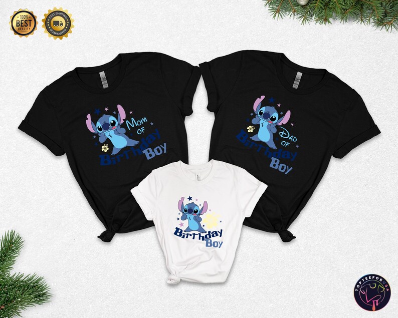 K&ouml;nnte beinhalten: Drei T-Shirts: zwei schwarze und ein wei&szlig;es. Jedes Shirt zeigt eine blaue Cartoonfigur mit dem Text "Mom of Birthday Boy", "Dad of Birthday Boy" und "Birthday Boy". Die Figur hat gro&szlig;e Ohren und h&auml;lt einen Stern.