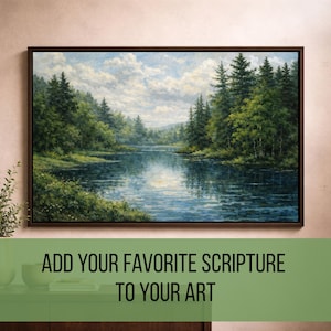 Puede incluir: Una pintura de paisaje enmarcada representa una serena escena lacustre con exuberantes árboles verdes y un cielo nublado. La obra de arte está enmarcada en un marco marrón oscuro. El texto en la parte inferior dice: AÑADE TU ESCRITURA FAVORITA A TU ARTE.