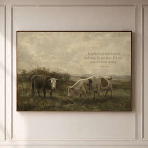 Lámina grande enmarcada con la imagen de una vaca pastoril del Salmo 4:8, arte mural cristiano de ambiente melancólico, lienzo con versículos bíblicos de estilo rústico vintage, decoración neutra y pacífica.
