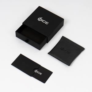 K&ouml;nnte beinhalten: Eine schwarze Geschenkbox mit dem Wort &bdquo;ICE&ldquo; in Wei&szlig;, ein schwarzes Etui und eine schwarze Karte. Die Box ist ge&ouml;ffnet und zeigt einen leeren Innenraum. Das Etui und die Karte tragen ebenfalls das &bdquo;ICE&ldquo;-Logo. Alles liegt auf wei&szlig;em Untergrund.