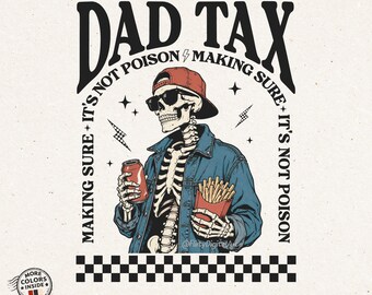 Puede incluir: Ilustración digital de un esqueleto con gorra roja, gafas de sol y chaqueta vaquera, sosteniendo una lata y patatas fritas. El texto dice "DAD TAX" y "MAKING SURE IT'S NOT POISON". El diseño incluye un borde a cuadros y rayos.