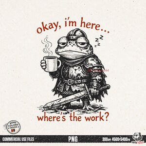 Könnte beinhalten: Schwarz-Weiß-Illustration eines Frosches in mittelalterlicher Rüstung, der eine Kaffeetasse hält. Der Text lautet "okay, I'm here..." und "where's the work?". Der Frosch hat einen verschlafenen Gesichtsausdruck und ein Schwert.