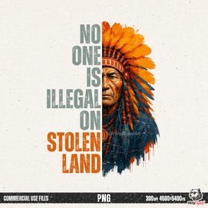 Può includere: Stampa artistica digitale raffigurante un nativo americano con un copricapo di piume. Il testo "NO ONE IS ILLEGAL ON STOLEN LAND" è in grigio e arancione. Sfondo strutturato, bianco sporco.