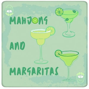 Op de afbeelding: Een lichtgroene muismat met de woorden "Mahjong and Margaritas" in groene letters. Het ontwerp toont drie margarita glazen met limoenpartjes. De achtergrond is lichtgroen met een aquareleffect.