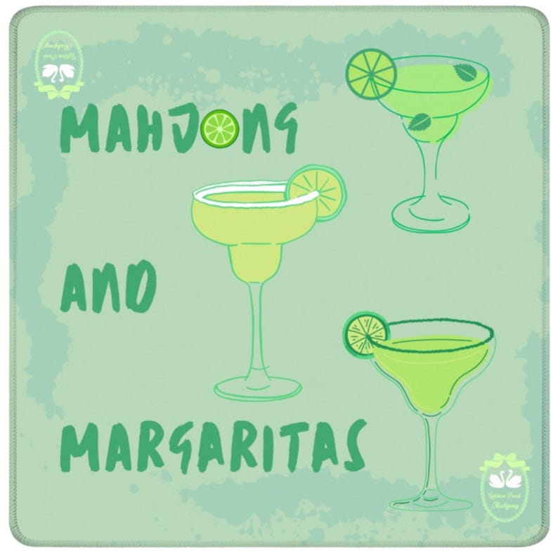 Op de afbeelding: Een lichtgroene muismat met de woorden "Mahjong and Margaritas" in groene letters. Het ontwerp toont drie margarita glazen met limoenpartjes. De achtergrond is lichtgroen met een aquareleffect.