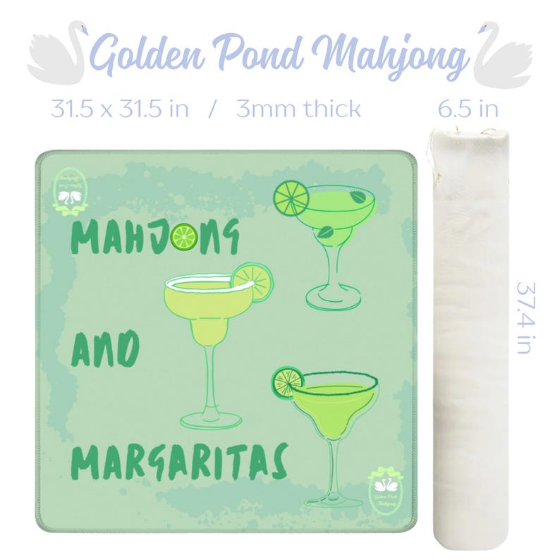 Op de afbeelding: Een lichtgroene mahjongmat met de tekst "Mahjong and Margaritas" en illustraties van margaritaglazen. De mat is 80 x 80 cm en 3 mm dik. Een opgerolde, witte, gewatteerde hoes is afgebeeld, met een diameter van 16,5 cm en een lengte van 95 cm.