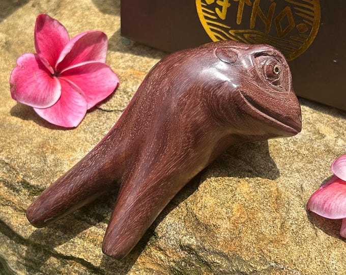 Kuripe “Old Frog” Carved from single wooden block high quality carving brown wood.