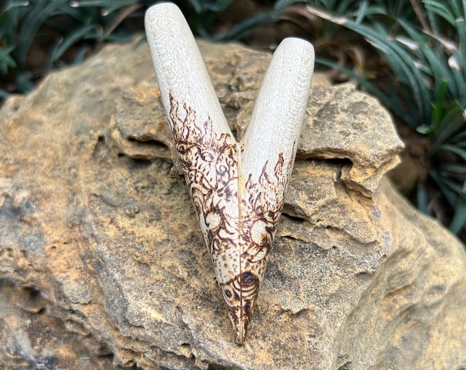 Classic Regular Kuripe pipe ''Eye of Fire'' wood burned ornament.