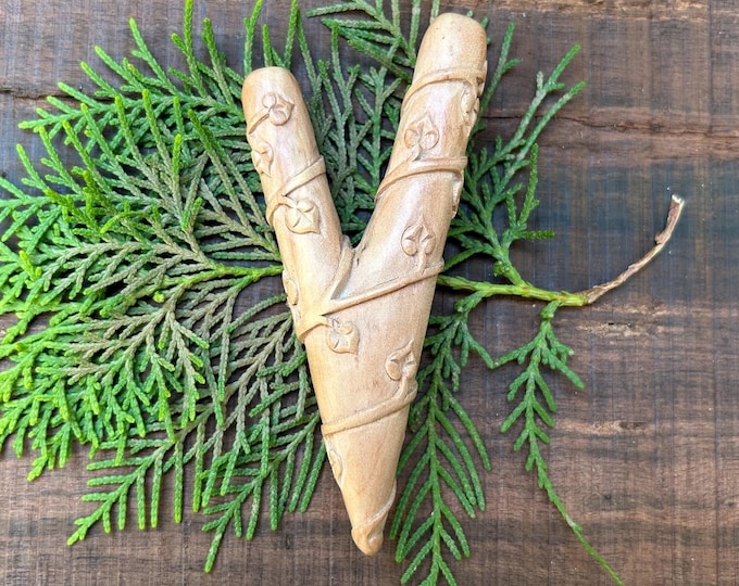 Kuripe Hand Carved Cemara Wood  - Vine Design - Elegant
