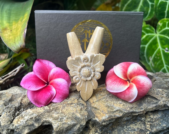 Kuripe "Flower" carved from single wooden block Crocodile wood