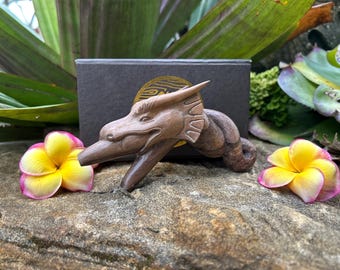 Gesneden "Dragon" Kuripe-pijp uit één houten blok, hoogwaardig houtsnijwerk van donker hout.