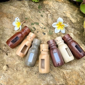 Holz kleine Flasche für Ihre Wahl. Traditionelle ethnische Flasche mit Glas. Lasergravur Personalisierung verfügbar.