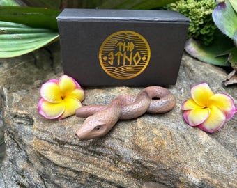 Ręcznie rzeźbiona drewniana fajka Kuripe "Wąż Nieskończoności" - fajka z drewna Waru