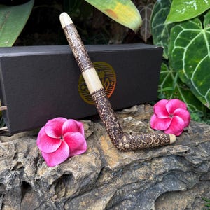 Tepi “Trisula” Madera de cocodrilo hecha a mano con adorno quemado
