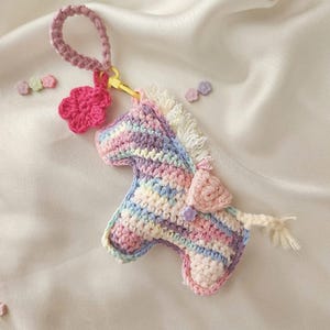 Handgjord virkad enhörning nyckelring pastellgarn berlock present amigurumi