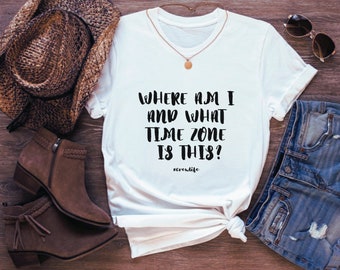 Camisa de dónde estoy, camisa de vida de tripulación, viajes, camisa de asistente de vuelo, camisa de piloto, viajeros, él y ella, regalo de asistente de vuelo, zona horaria
