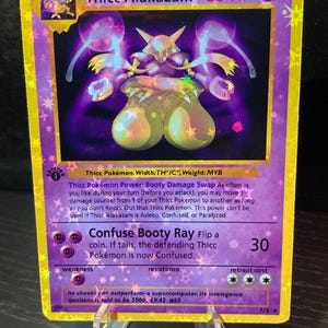 Könnte beinhalten: Eine holografische Thicc Alakazam Pokémon-Karte. Die Karte hat einen lila Hintergrund mit einer zentralen Illustration der Figur. Der Text enthält "Thicc Alakazam 80 HP" und "Confuse Booty Ray".
