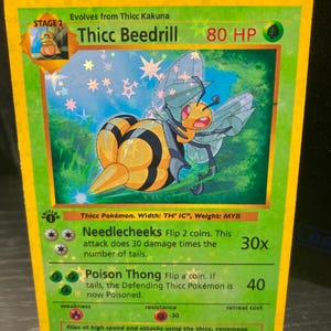 Pode incluir: Um cartão Pokémon holográfico Thicc Beedrill. O cartão apresenta uma criatura grande semelhante a uma abelha com um corpo amarelo e preto, asas e um ferrão. O cartão tem o texto "Thicc Beedrill" e "80 HP".