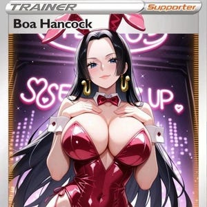 Può includere: Carta collezionabile con Boa Hancock, personaggio degli anime, raffigurata in un costume da coniglietta rosso con dettagli rosa e orecchie da coniglio. Il testo "Trainer" e "Supporter" è in alto sulla carta.