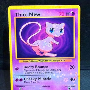 Könnte beinhalten: Eine Pokémon-Sammelkarte mit "Thicc Mew". Die Karte hat einen lila Hintergrund mit einem rosa Mew-Charakter. Der Kartentext enthält "Booty Bounce" und "Cheeky Miracle" mit zugehörigen Werten. Die Karte wird in einem transparenten Kunststoffhalter gehalten.