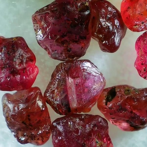 Lotto di rubini grezzi naturali del Madagascar (9,05 ct) NON TRATTATI TERMICAMENTE!!