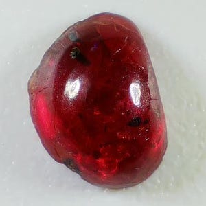 鮮やかな鳩の血のような赤いルビーのカボション、マダガスカル産ルチル入り（0.55カラット）加熱処理なし!!