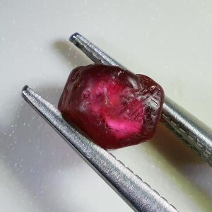 Cristallo di rubino grezzo naturale del Madagascar (1,05 ct) NON TRATTATO A CALORE!!!