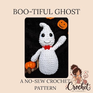 Könnte beinhalten: Ein weißes Häkelgespenst mit schwarzen Augen, einem gestickten Lächeln und einer kleinen roten Fliege. Der Text BOO-TIFUL GHOST A NO-SEW CROCHET PATTERN ist sichtbar. Das Gespenst steht neben einem kleinen orangefarbenen Kürbis und Nüssen auf schwarzem Grund.