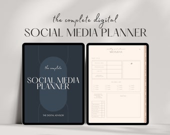 Puede incluir: Un planificador de redes sociales digital en la pantalla de una tableta. El planificador tiene una portada azul oscuro con el texto "the complete social media planner" y "the digital advisor". El planificador incluye un planificador de publicaciones semanal, una lista de tareas pendientes y una sección de notas.