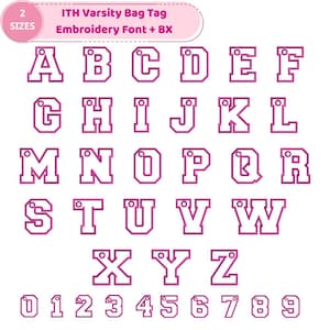 Op de afbeelding: Een verzameling letters en cijfers in varsity-stijl in roze en wit. De letters A t/m Z en de cijfers 0 t/m 9 worden weergegeven. De tekst "ITH Varsity Bag Tag Embroidery Font + BX" is ook aanwezig.