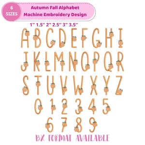 Może przedstawiać: Wzór do haftu maszynowego Autumn Fall Alphabet z pomarańczowymi literami i cyframi ozdobionymi małymi dyniami w kratkę. Tekst zawiera 6 SIZES, 1 inch, 1.5 inch, 2 inch, 2.5 inch, 3 inch, 3.5 inch oraz BX FORMAT AVAILABLE.