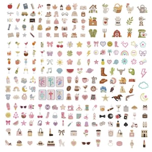 Op de afbeelding: Een verzameling kleurrijke, geïllustreerde stickers met verschillende thema's. Bevat schoolspullen, eten, drinken, bloemen, dieren en mode-artikelen. De stickers zijn in tinten roze, groen, geel en blauw.