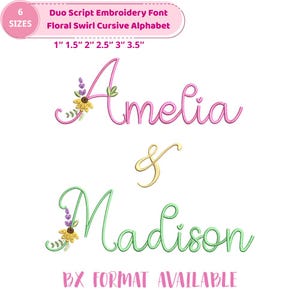 Könnte beinhalten: Duo Script Stickschrift Floral Swirl Cursive Alphabet in 6 Größen von 2,54 cm bis 8,89 cm. Der Text zeigt die Namen Amelia und Madison in rosa und grüner Schreibschrift, verziert mit gelben Sonnenblumen und violetten Lavendelzweigen.