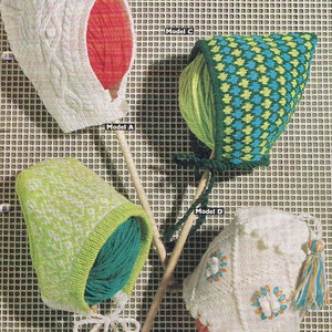 Pode incluir: Quatro chapéus de tricô diferentes com novelos de lã presos. Os chapéus são brancos, verde e branco, verde e azul, e branco com um design de crochê. Os chapéus são etiquetados como Modelo A, Modelo B, Modelo C e Modelo D.