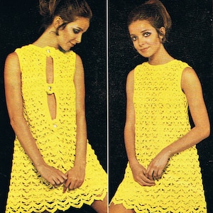 Puede incluir: Un vestido corto de crochet amarillo con un escote de ojo de cerradura y un dobladillo festoneado.
