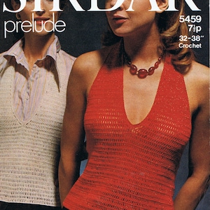 Puede incluir: Un patrón de ganchillo para un top halter rojo con cuello en V. El patrón se llama "prelude" y es de la empresa "Sirdar". El número de patrón es 5459 y la talla es de 32 a 38 pulgadas.