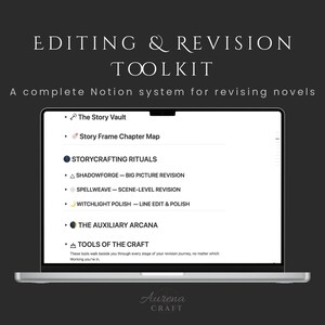 Peut inclure: Un ordinateur portable affiche le "KIT D'ÉDITION ET DE RÉVISION" pour la révision de romans. L'écran montre un système Notion avec des sections comme "Storycrafting Rituals" et "Tools of the Craft". Le fond est gris foncé, avec le logo Aurena Craft en bas.