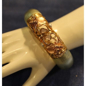 Pulseira articulada Alexis Bittar em acrílico, cristal, pérola e abelha, na cor limão. Tamanho A3.