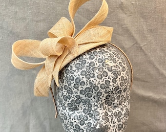 Tocado de sinamay cremoso color beige con espirales