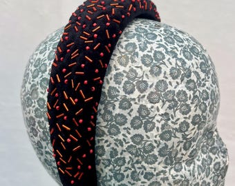 Schwarzes Samtband mit handgenähten roten Stäbchenperlen und kleinen roten Perlen