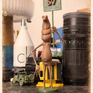 "Spezialanfertigung ""Marcus der Wurm"" - Hohe surreale 3D gedruckte Figur."