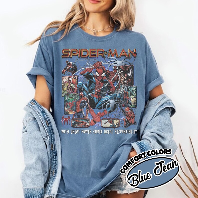K&ouml;nnte beinhalten: Blaues T-Shirt mit einem Spider-Man-Motiv, Comic-Panels und dem Text "SPIDER-MAN" und "WITH GREAT POWER COMES GREAT RESPONSIBILITY." Das Shirt ist ein Comfort Colors Blue Jean.